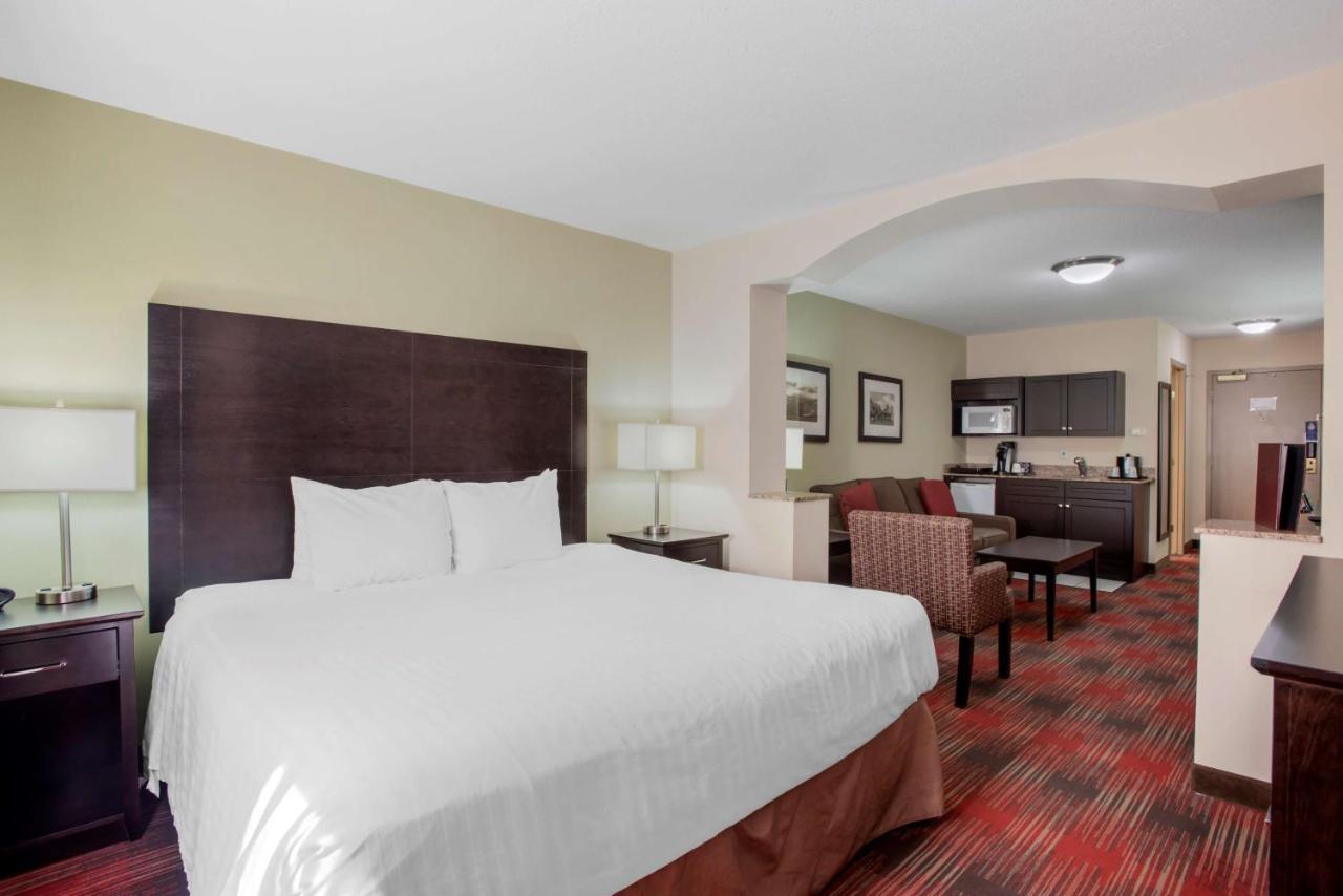 Best Western Plus Red Deer Inn & Suite Bagian luar foto