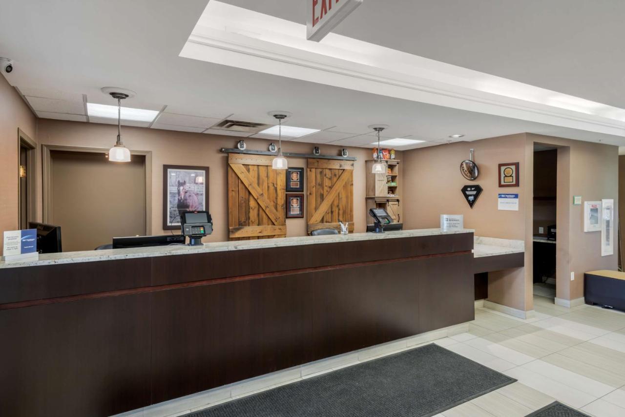 Best Western Plus Red Deer Inn & Suite Bagian luar foto